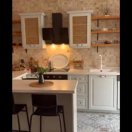 Cesme'de Konforunda Alacati Tas Ev Tasarimli Sifir Esyali Çeşme