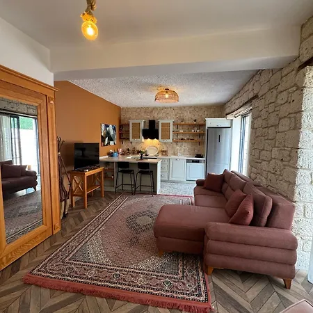 Cesme'de Konforunda Alacati Tas Ev Tasarimli Sifir Esyali Çeşme