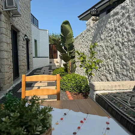 Cesme'de Konforunda Alacati Tas Ev Tasarimli Sifir Esyali Çeşme